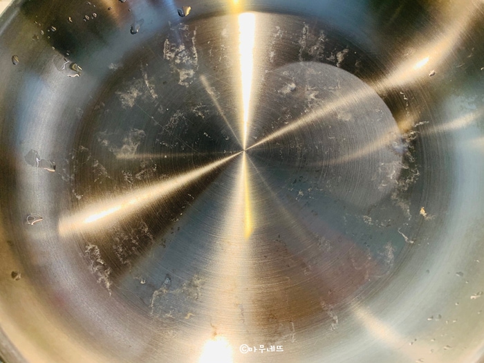 스테인레스 냄비 안쪽 얼룩없이 세척 할수 있는 간단하고 좋은 방법좀 알려주세요의 1번 째 이미지