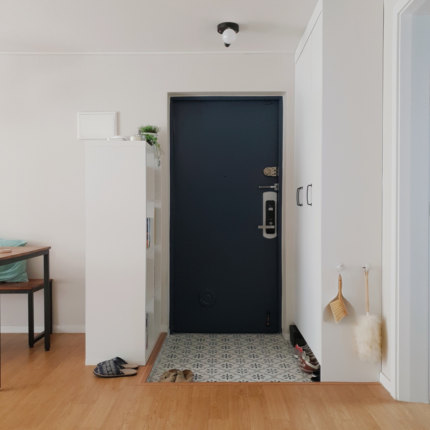 현관입구 파티션 or 칸막이 벽 및 중문 설치