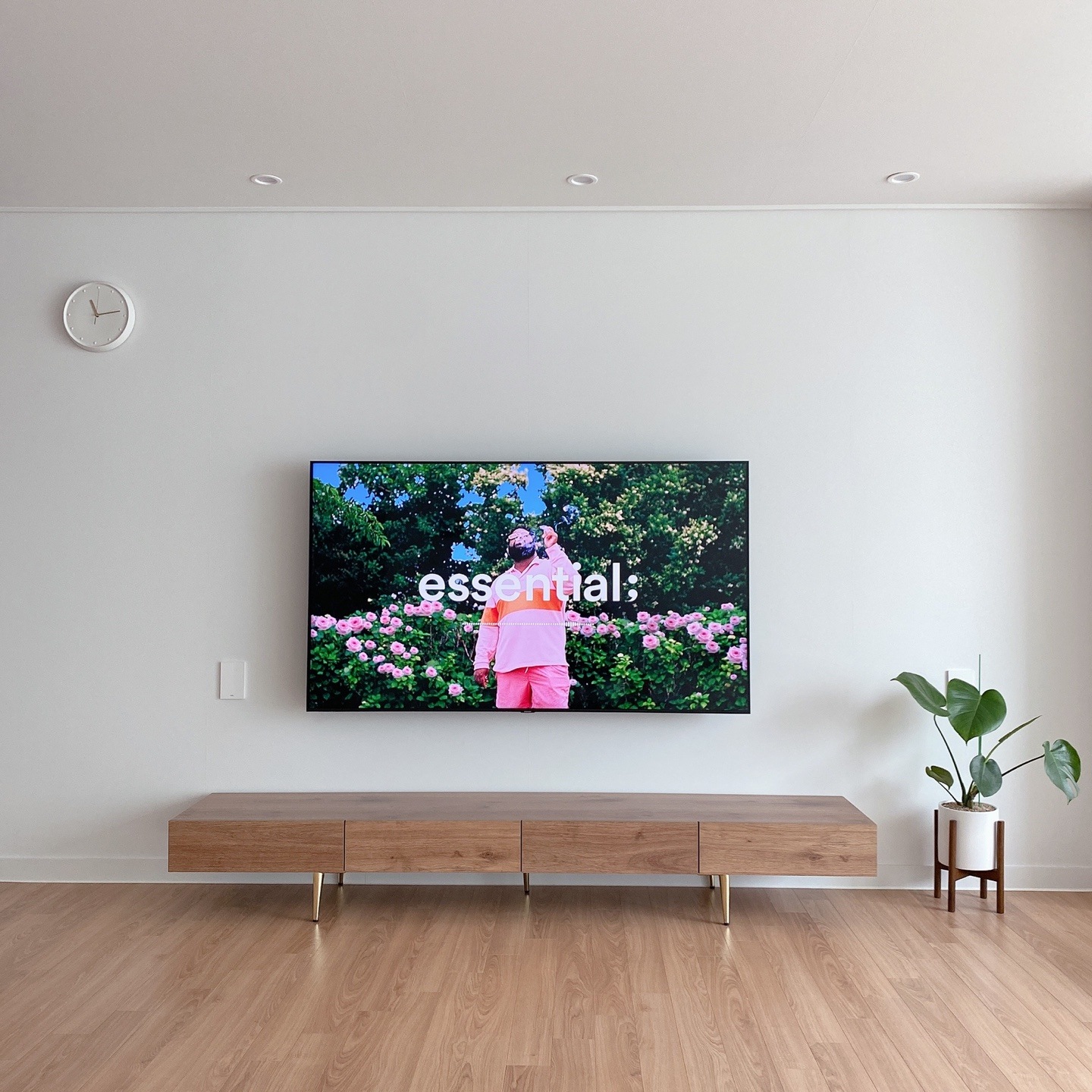 수납력이 좋고 넓어 보이는 키 큰 거실 서랍 인테리어 허니 브라운 가구