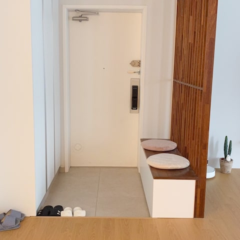 30평대 인테리어 아파트 현관 벽 사선 파티션 목공사 30평대 인테리어 아파트 현관 벽 사선 파티션 목공사