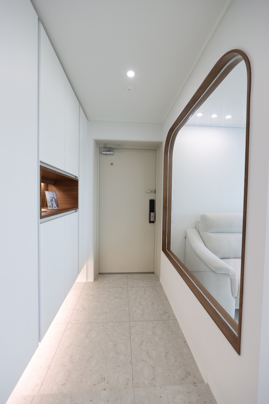 2평 현관 인테리어에 건물 그림 액자 홈스타일링