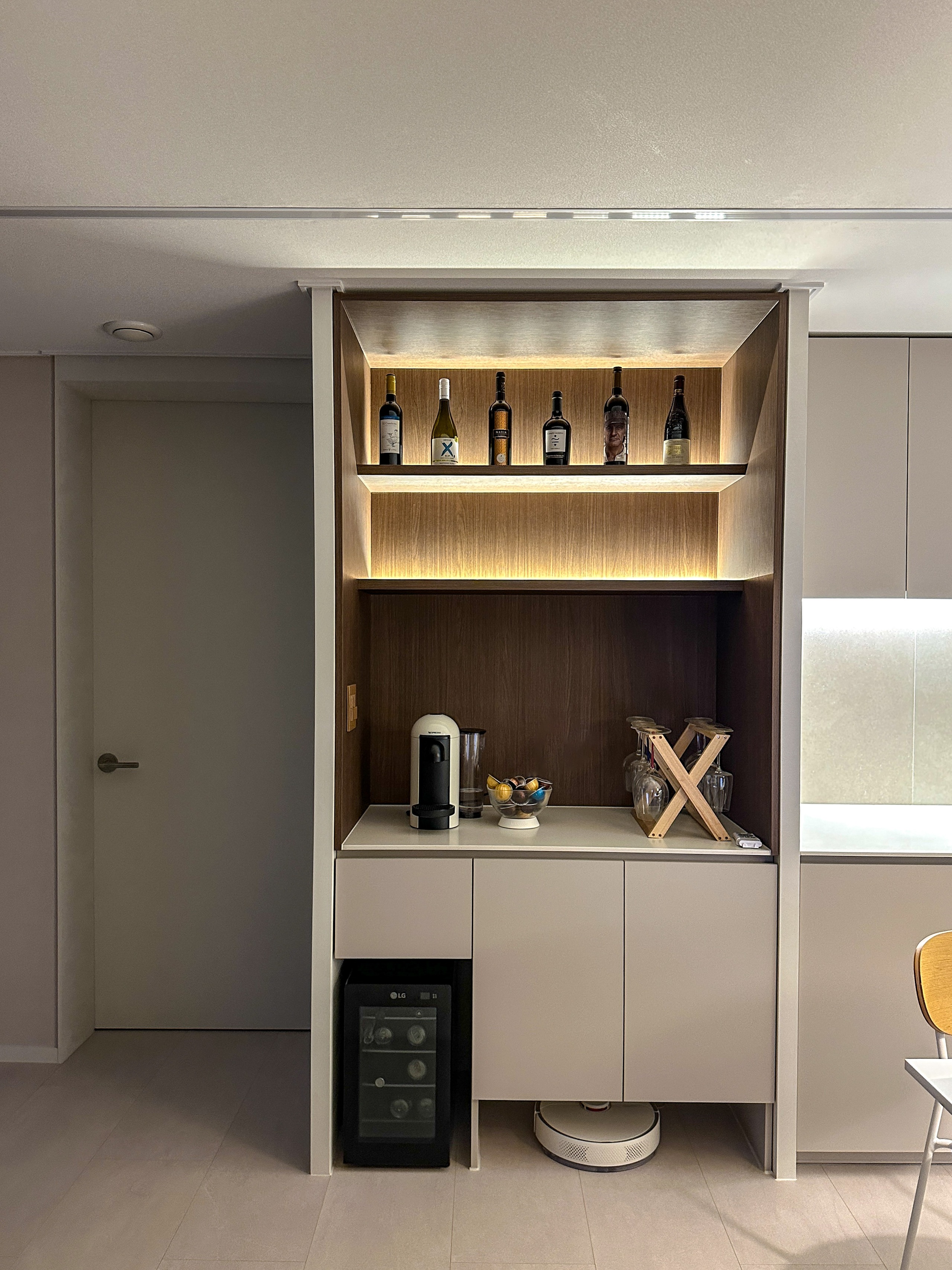 광교아파트 인테리어현장 따뜻한 홈바 구성의 주방인테리어 집들이