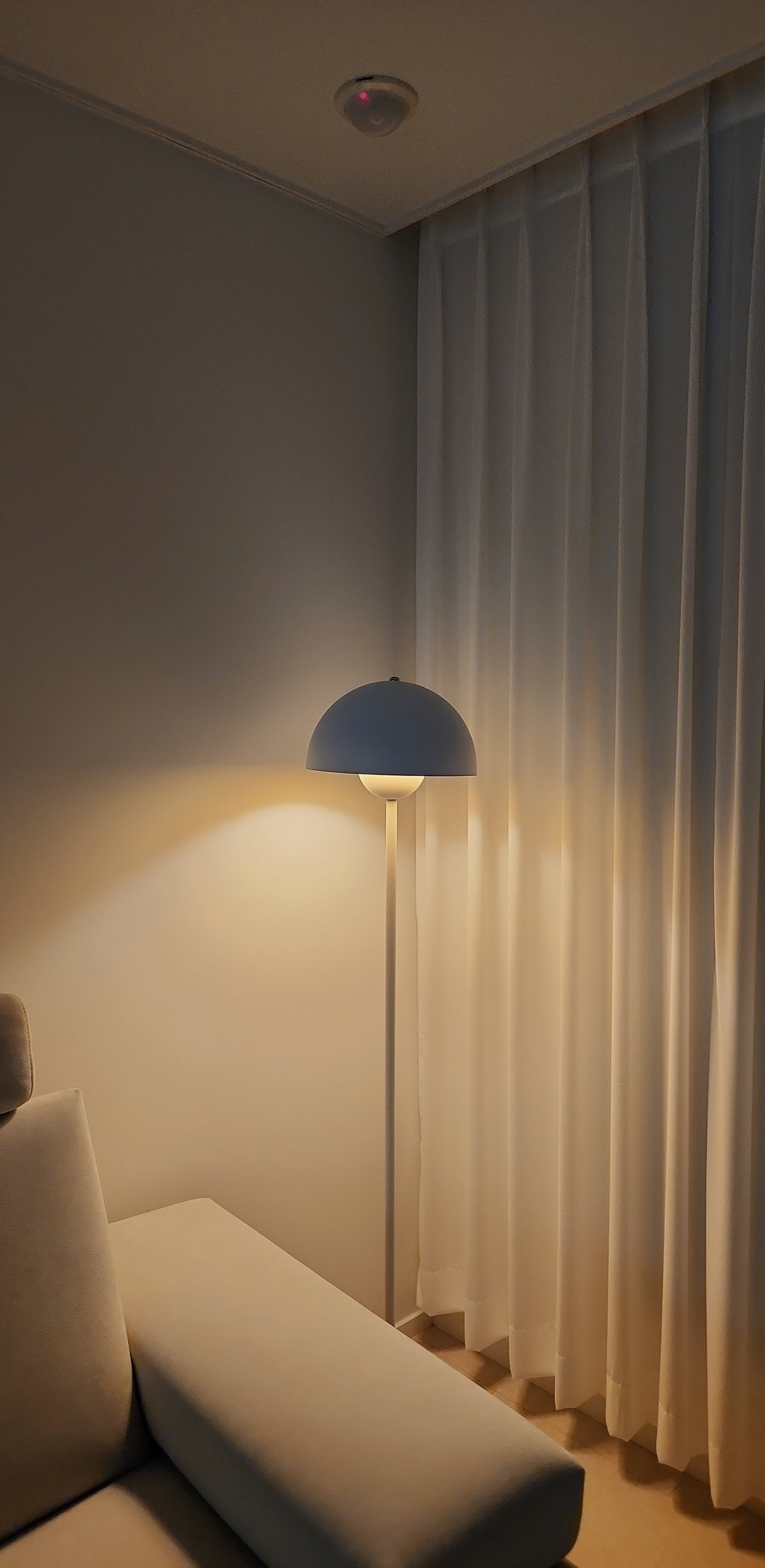 백 드롭 페인팅으로 깨진 스탠드 조명을 리모델링하다