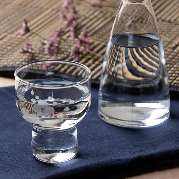 소주잔·막걸리잔 > 토요사사키 파인클리어 컷글라스 매화조각 굽소주잔 70ml (냉주 사케잔) | 오늘의집 쇼핑