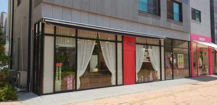 차르르 커튼으로 완성된 매장 인테리어 | 라이프스타일 슈퍼앱, 오늘의집