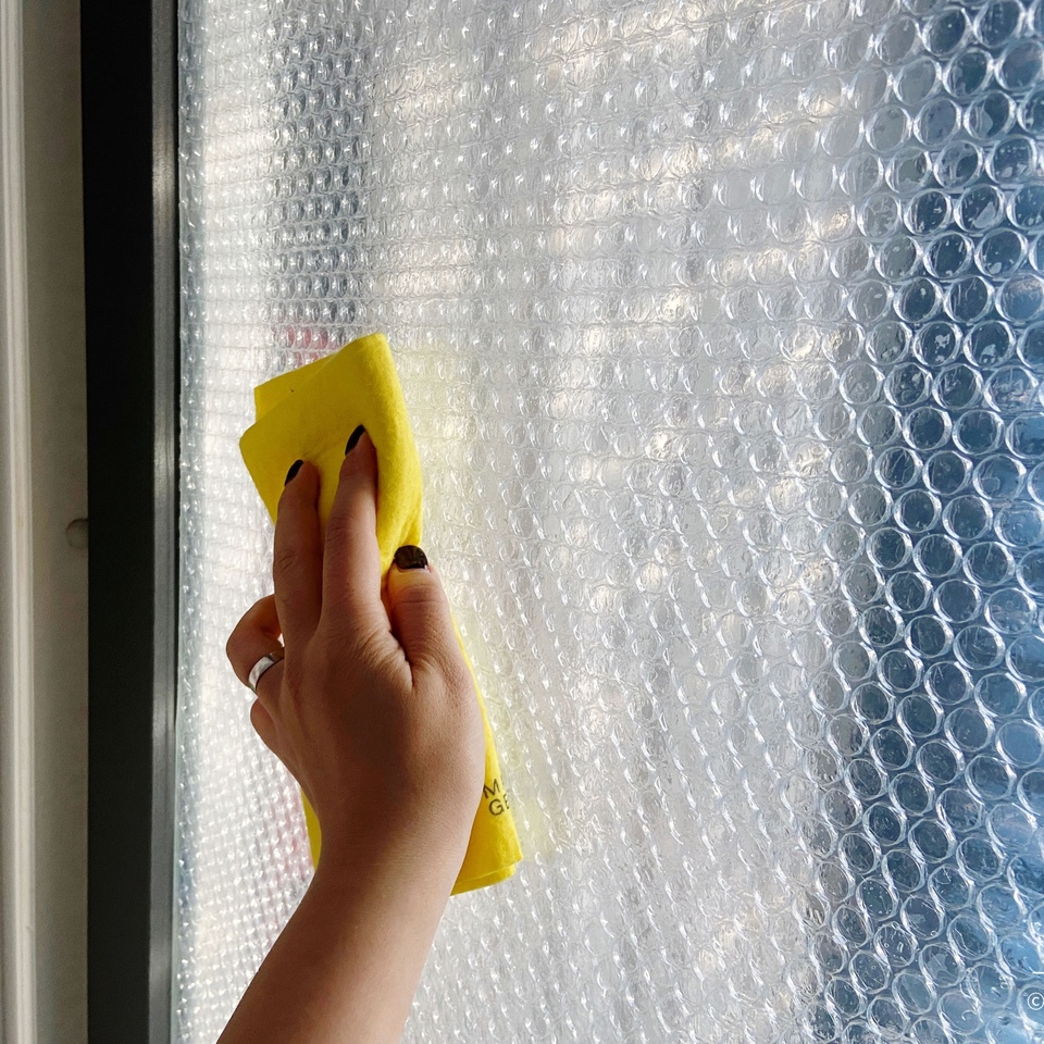 연중 에너지 비용 폭탄 해결! 실내 온도는 유지하며 최대 50% 가스비 절약 꿀팁 7가지 4 난방비 절약의 지름길! 초간단 단열 뽁뽁이 붙이는 방법, 오늘의집 고수들의 꿀팁 | 라이프스타일 슈퍼앱, 오늘의집