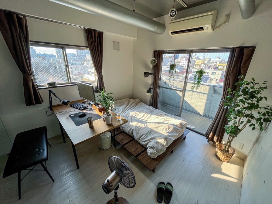 コンパクトな部屋に合うモダンなデスクで暮らしやすさを