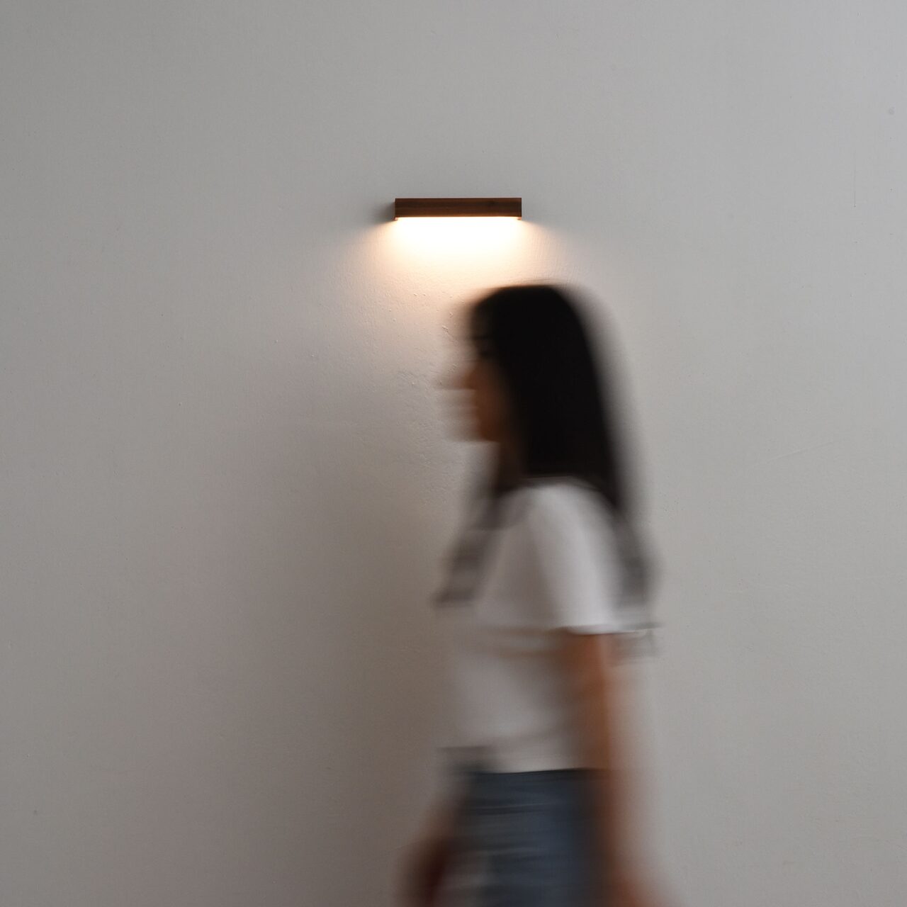 [오늘의집 단독] Motion Big Hang lamp 모션센서 포스터 부착형 원목 조명