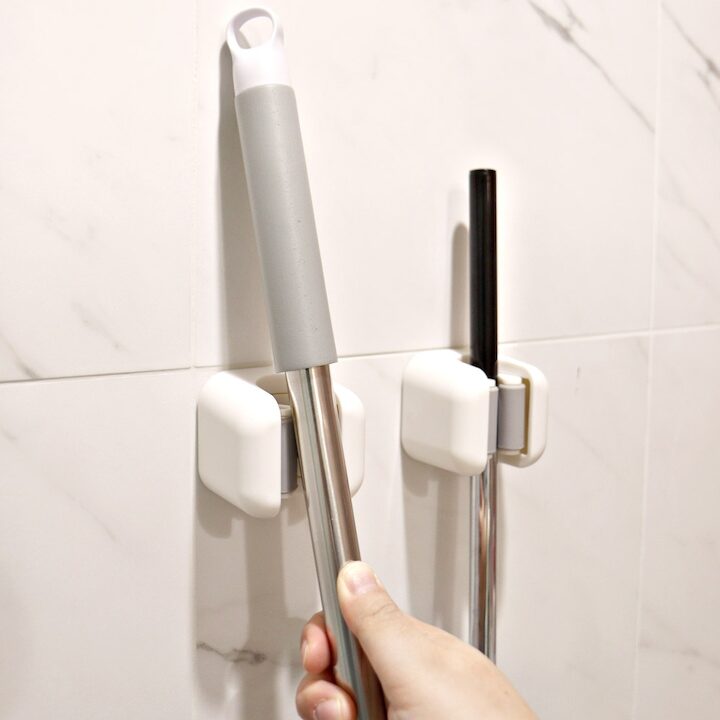부착식 화이트 밀대 걸이 욕실 빗자루 홀더 청소도구 정리 거치대 우산 꽂이 마대 대걸레
