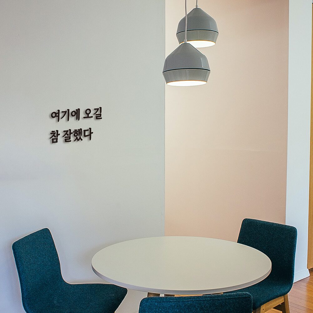 심플릭 여기에 오길 참 잘했다 매장 입체글자 도어사인