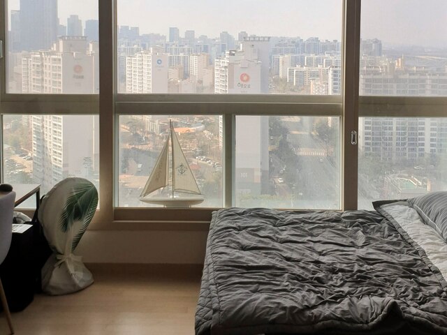 오늘 시작하는 인테리어, 오늘의집 송도3동주민님의 집들이 시티 뷰와 포근한 조명이 완성한 나만의 집  • 오늘의집