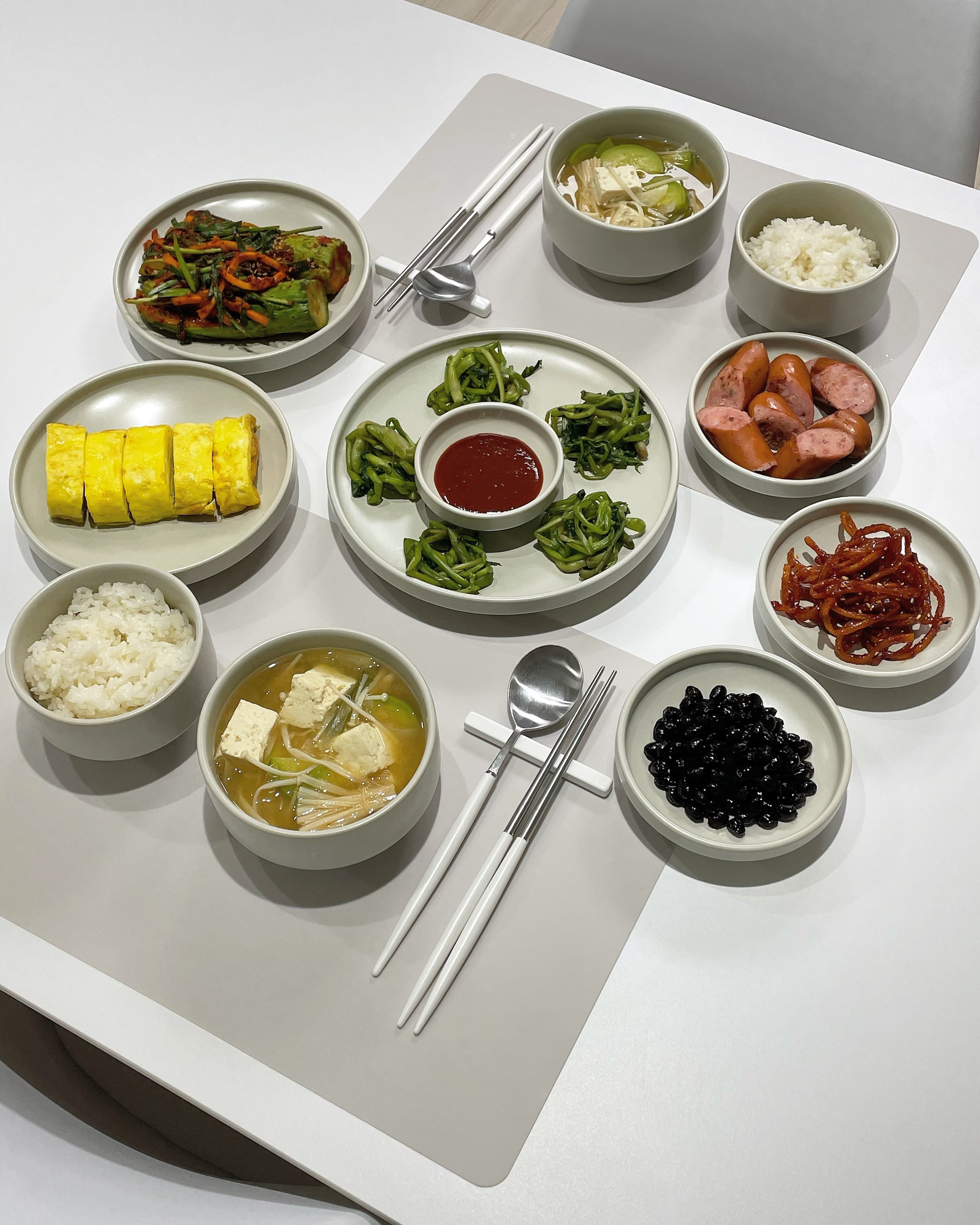 Minimal Mood Ceramic Dinnerware Set (6-24 pieces) user photo